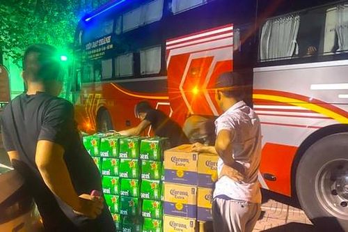 Phát hiện hàng nghìn chai bia ngoại dưới cốp xe khách
