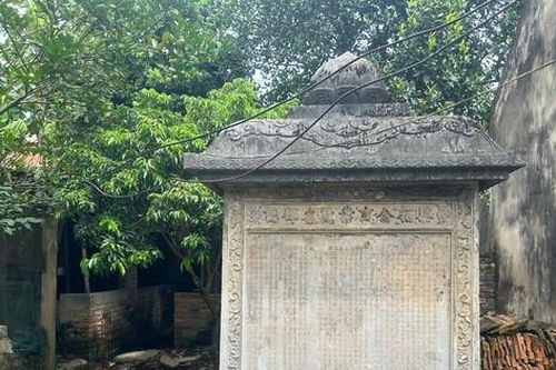 Hai bia đá cổ trên 300 năm bị dùng để làm tường rào ở Thanh Hóa