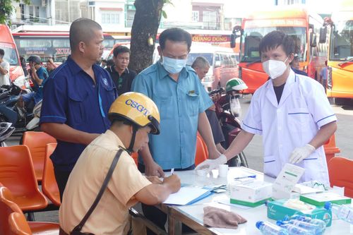 Kiểm tra ma túy hàng chục tài xế tại bến xe An Sương