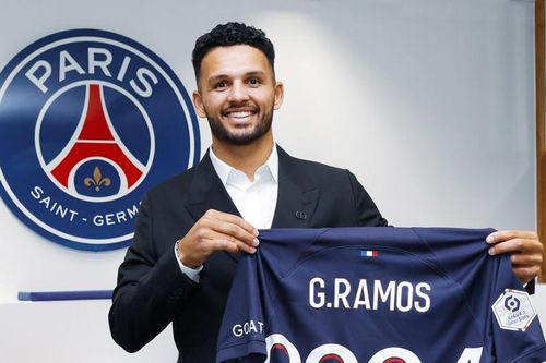 PSG chốt 'bom tấn' từng đẩy Ronaldo lên ghế dự bị