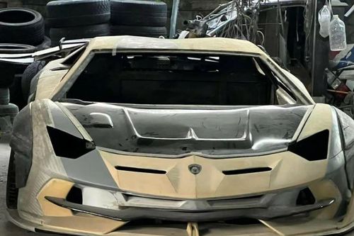 Xe cũ Toyota Crown 'lên đời' thành Lamborghini Aventador cực chất