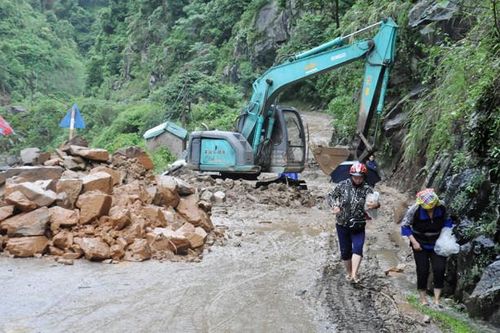 100 điểm sạt lở trên 40km Quốc lộ 32, chưa thể thông tuyến qua Mù Cang Chải