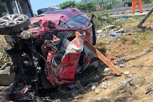 Ô tô tông trụ điện trên quốc lộ, 4 người nhập viện