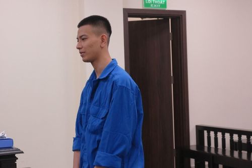 Cô gái bị bất ngờ tấn công, đánh gục trên đường ở Hà Nội