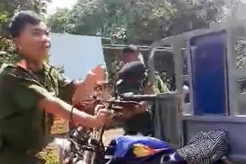 Xác minh việc nhóm người mặc sắc phục tấn công người vi phạm giao thông