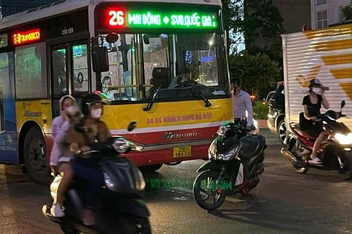 Truy tìm thanh niên dùng xe máy chặn đầu ô tô buýt, dọa hành hung tài xế