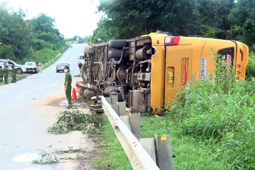 Lật xe khách ở Kon Tum: Một người chết, nhiều người bị thương