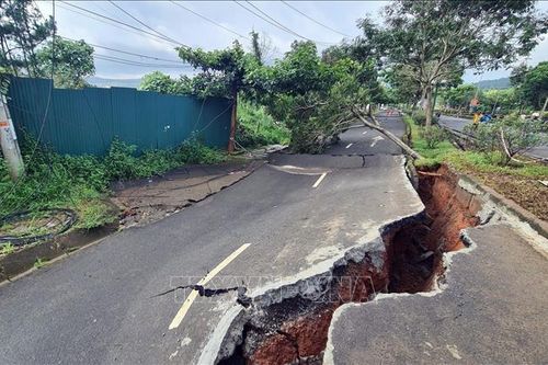 Đắk Nông: Khắc phục sạt, trượt trên đường Hồ Chí Minh