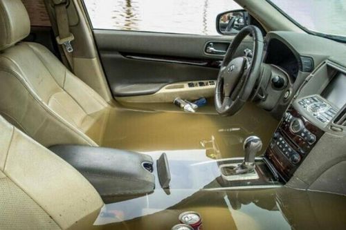 Nhiều xe ô tô bị thành 'bể cá' dù chưa ngập nước bao giờ