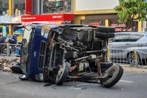 Xe ben chở xà bần lật ngang đè cô gái đi xe máy, thót tim màn giải cứu
