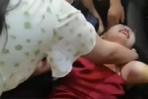 Xõa tóc ngồi thư giãn trên ghế massage, cô gái giật mình kinh sợ trước sự cố