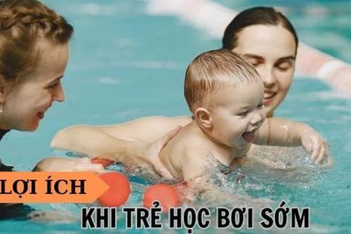 Bỏ xa bạn đồng trang lứa vài năm nhờ mẹ sớm cho con đi học bơi