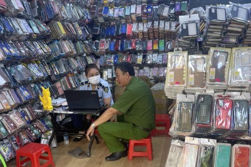 TP.HCM: Phát hiện 27.000 linh kiện, phụ kiện, thiết bị điện thoại di động không rõ nguồn gốc xuất xứ