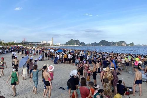 Quảng Ninh công bố mở hoạt động vui chơi giải trí trên Vịnh Hạ Long