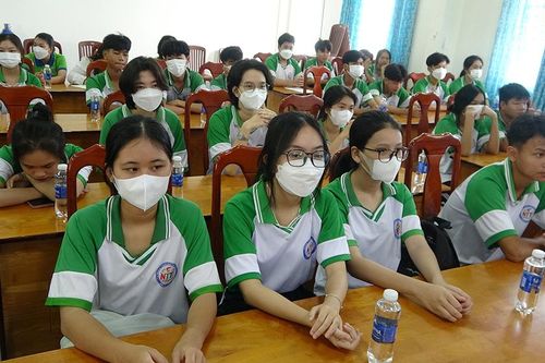 Vùng 5 Hải quân tuyên truyền biển, đảo cho học sinh huyện Tri Tôn