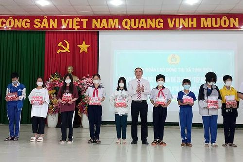 Trao Học bổng Tôn Đức Thắng và quà 'Tiếp sức đến trường' cho con đoàn viên, người lao động TX. Tịnh Biên