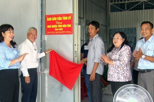 Ban Dân vận Tỉnh ủy An Giang trao nhà Nghĩa tình Dân vận tại huyện Phú Tân
