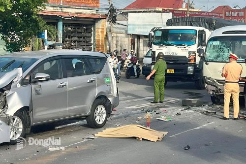 Đi bộ sang đường, một phụ nữ bị xe tông tử vong