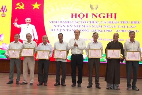 Hơn 80 tập thể và cá nhân được vinh danh nhân kỷ niệm 40 năm ngày tái lập huyện Tam Nông