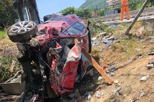 Xe 5 chỗ mất lái tông gãy trụ điện, 4 người bị thương