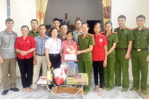 Hỗ trợ gạo hàng tháng cho học sinh nghèo hiếu học