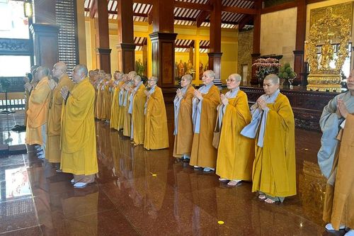 Ban Trị sự Phật giáo Q.4 cúng dường các trường hạ trên địa bàn TP.HCM