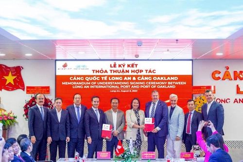 Long An: Đón đoàn công tác đến từ bang California
