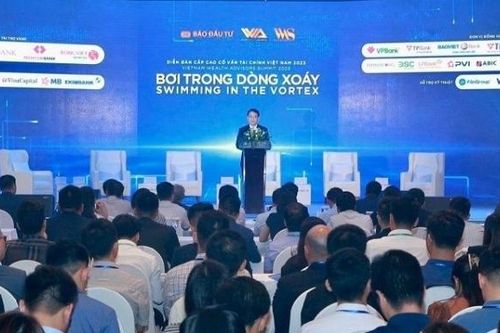 Tìm cơ hội, triển vọng kinh tế trong vòng 'nước xoáy'