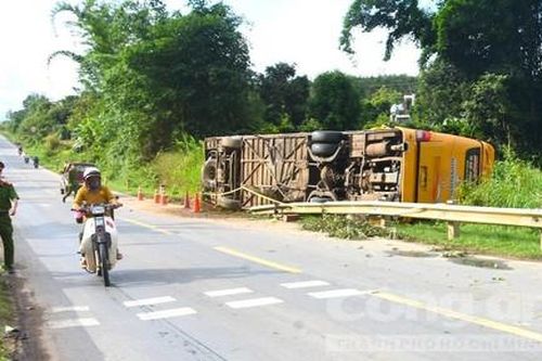 Xe giường nằm tông xe máy dừng bên đường rồi lật, 5 người thương vong
