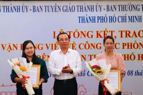 TPHCM: Trao giải cuộc thi viết 'Vượt qua đại dịch – Hướng tới tương lai'