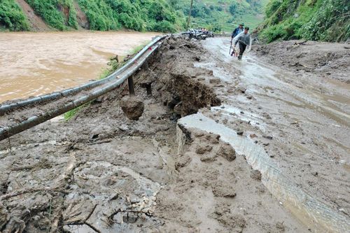 Mưa lũ ở vùng núi phía Bắc khiến 3 người chết, toàn huyện Mù Cang Chải mất điện