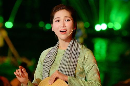 'Hoa hậu cải lương' Như Huỳnh xúc động khi hát tại Cảng Sài Gòn