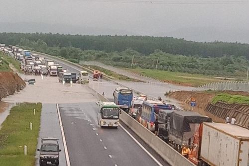Ngập cao tốc Phan Thiết – Dầu Giây: Ban quản lý dự án báo cáo gì với Bộ GTVT?