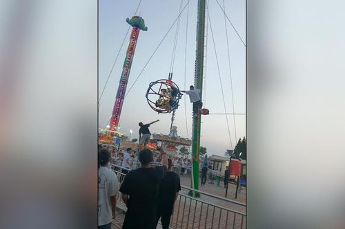 Kinh hoàng trò chơi mạo hiểm bị đứt cáp trên không trung, người chơi bị treo lơ lửng