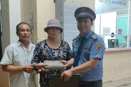 Tổ tàu SE22 trả lại hành khách hơn 20 triệu đồng bỏ quên