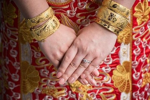 Cháu gái hỏi 'Tại sao không nên kết hôn vì tiền?', câu trả lời của bà ngoại khiến ai cũng thán phục
