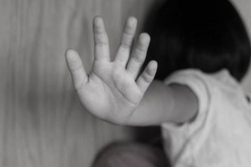 Nghi vấn, cháu bé 11 tuổi bị hàng xóm đến nhà chơi xâm hại
