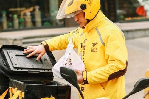 Câu chuyện cử nhân đi giao đồ ăn tại Trung Quốc: Khoảng cách lớn giữa hệ thống giáo dục và nhu cầu việc làm