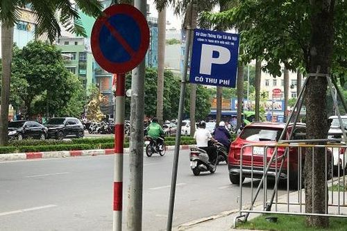 Nghịch lý biển cấm đỗ và được đỗ xe cùng một vị trí, chính quyền phường ở Hà Nội nói gì?