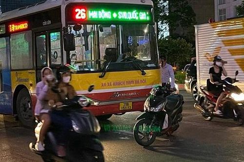 Truy tìm đối tượng chặn đầu xe buýt, đòi hành hung tài xế gây cản trở giao thông