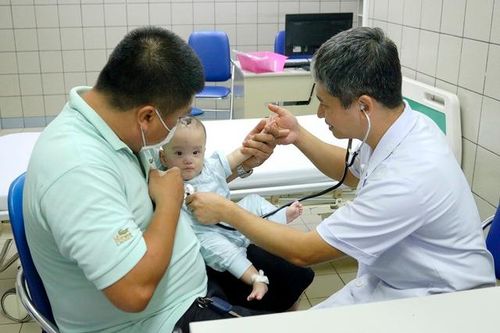 Nuôi sống bé sinh non có tuổi thai và cân nặng nhỏ nhất Việt Nam