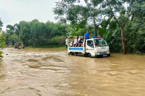 Cảnh sát giao thông vùng cao giúp người dân vượt qua vùng ngập úng