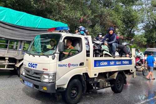 CSGT sử dụng xe chuyên dụng chở người dân vượt Quốc lộ 2 bị ngập sâu