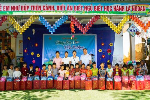 Tiếp sức cùng trẻ em miền núi Đông Giang đến trường