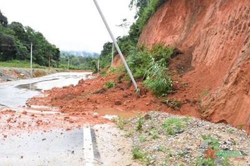 Điện Biên: Nhiều điểm sạt lở trên tuyến Quốc lộ 279B