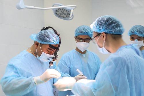 Bệnh nhân bị áp xe ngực sau tiêm filler 'chui' trong khách sạn