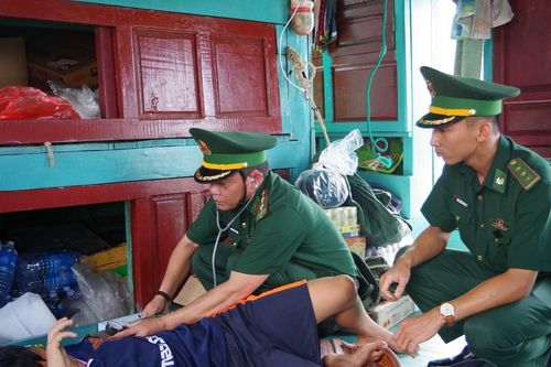 Tàu cá cấp tốc chở thuyền viên bị nạn về bờ cấp cứu
