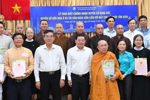 Tổ chức trao 30 giấy chứng nhận cho các cơ sở tôn giáo