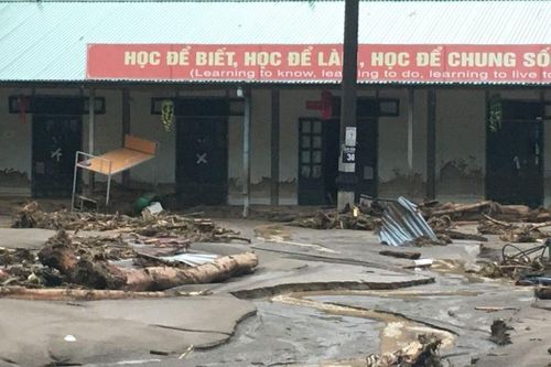 Trường học Mù Cang Chải tan hoang sau lũ quét