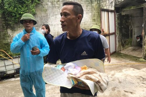 Bé trai bị bỏ trong thùng carton cùng lời nhắn nhờ nuôi hộ